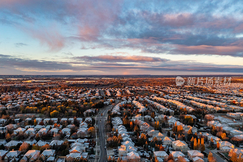 Rutherford road和Islinton Ave.的住宅小区鸟瞰图，Woodbridge, Vaughan，加拿大